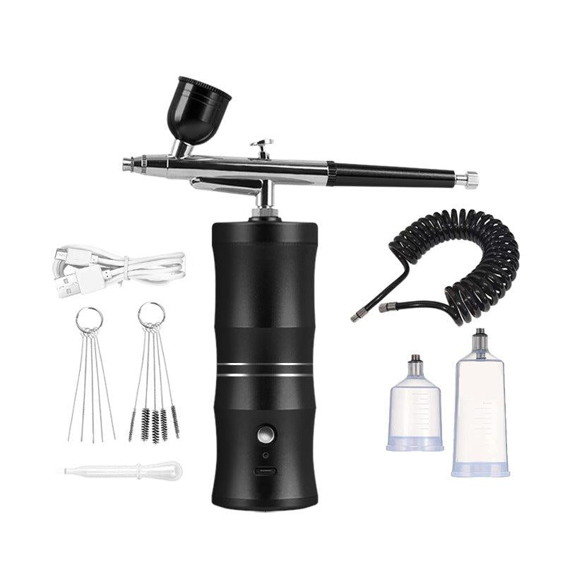 Sladdlös airbrush med kompressor och tillbehör mot vit bakgrund