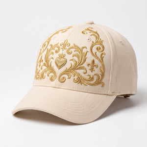 Beige keps med guldbroderat hjärta och rankmönster