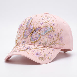 Rosa keps med broderad lila fjäril och blommor