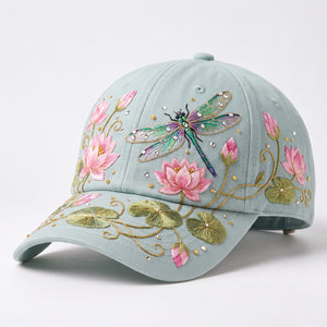 Ljusgrön keps med broderad trollslända och lotusblommor