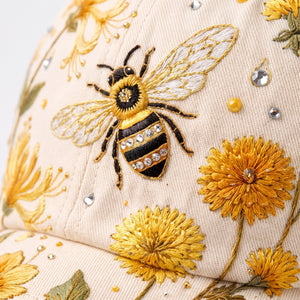 Närbild på broderad humla med glittersten på kepsens framsida