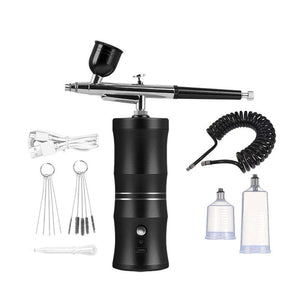 Sladdlös airbrush med kompressor och tillbehör mot vit bakgrund