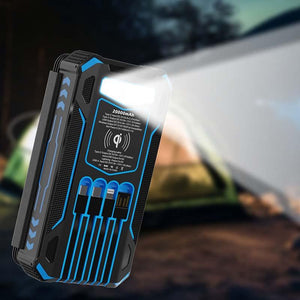 Powerbank med tänd LED-ficklampa vid tältplats