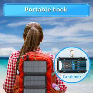 Powerbank fäst med karbinhake på ryggsäck