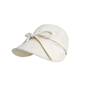 Beige solkeps med bindband, sedd bakifrån